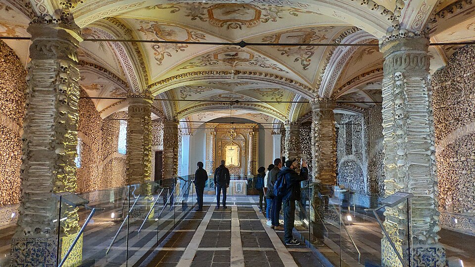 Ponto Turístico Igreja de Nossa Senhora do Carmo e Capela dos Ossos em Faro